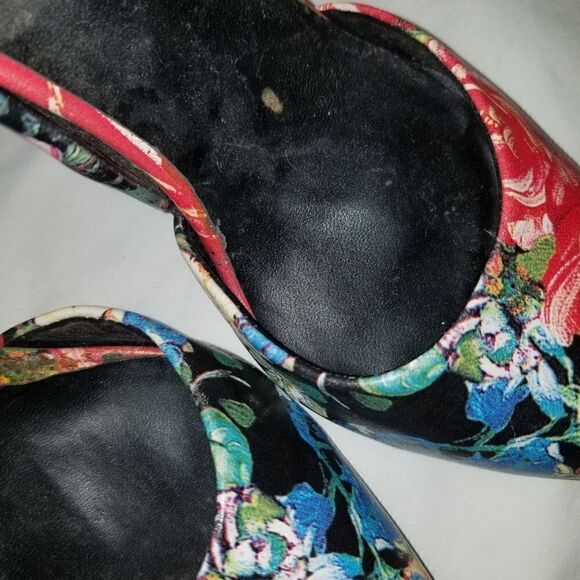 High heels  flower designs well worn - Picture 12 of 14